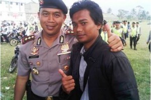 Kapolres Kuningan, AKBP Harry Kurniawan berfoto bersama dengan wartaqwan Kuningan Terkini, Andry disela-sela kegiatan pemantauan kampanye.